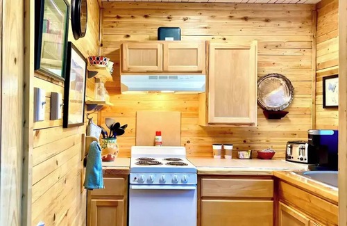 Bear Creek Cottage | Cozy Pepper Tree Cottage with Breakfast and Spa Amenities