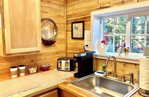 Bear Creek Cottage | Cozy Pepper Tree Cottage with Breakfast and Spa Amenities