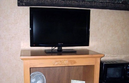 Tahoe City Hotel | Relaxing Oceanfront Stay at Pepper Tree Inn with Pool