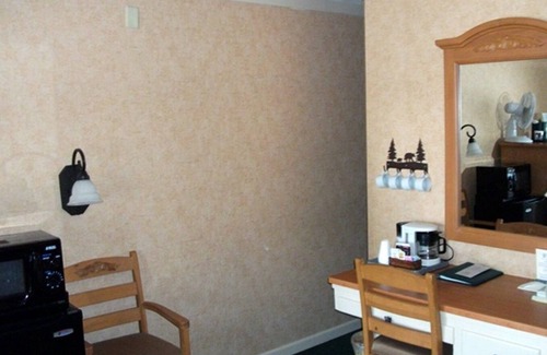 Tahoe City Hotel | Relaxing Oceanfront Stay at Pepper Tree Inn with Pool