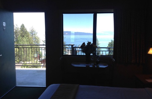 Tahoe City Hotel | Relaxing Oceanfront Stay at Pepper Tree Inn with Pool