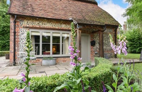 Alresford House | Experience Elegance at Peppercorn Cottage - 5 Star Retreat