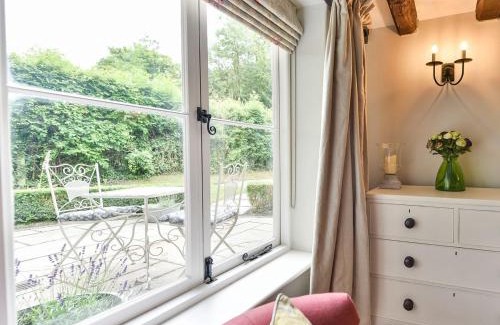 Alresford House | Experience Elegance at Peppercorn Cottage - 5 Star Retreat