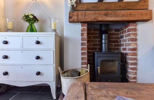 Alresford House | Experience Elegance at Peppercorn Cottage - 5 Star Retreat