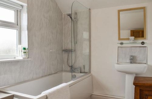 Enderby House | Cozy Peppercorn Cottage with Hot Tub & Family-Friendly Vibes