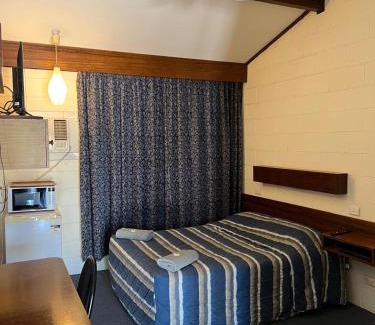 Narromine Hotel | Discover Comfort at Peppercorn Motor Inn with Pool & Breakfast