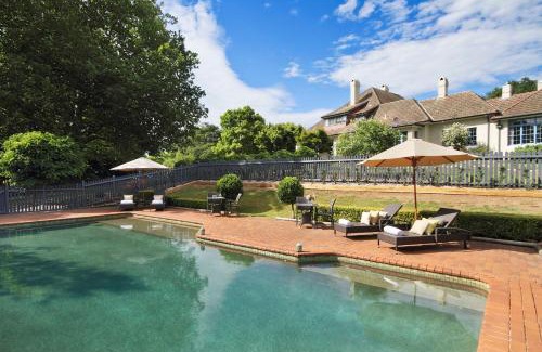 Sutton Forest Resort | Elegant Peppers Manor House: Family-Friendly with Pool