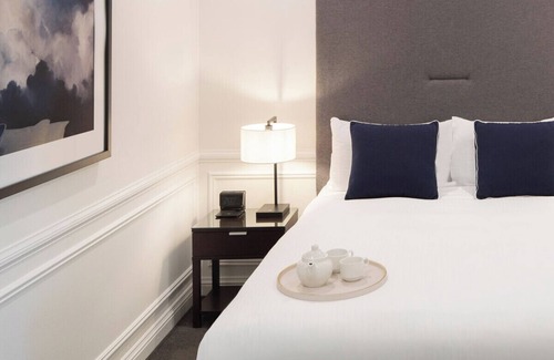 Castle Hill Hotel | Relax at Peppers The Hills Lodge: 4-Star Retreat with Spa