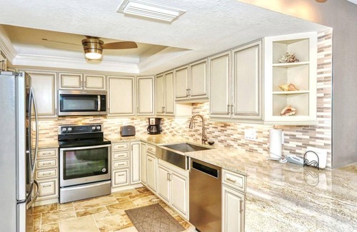 Siesta Key Condo | Peppertree #206nBeautiful 2-bdrm, 2 bath condo on World Famous Siesta Key Beach