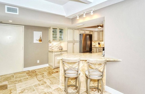 Siesta Key Condo | Peppertree #206nBeautiful 2-bdrm, 2 bath condo on World Famous Siesta Key Beach