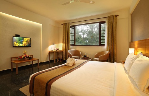 Kumily Hotel | Discover PepperVine: Family-Friendly with Pool & Restaurant