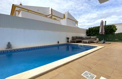 Pera Villa | Elegant Pêra Villa with Pool for Family Getaways
