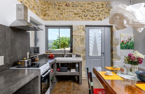 Sitia House | Pera Chorio - Daphne: Artist's Stone House with Views