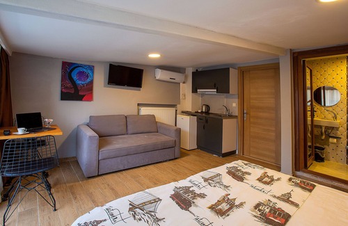 Taksim Hotel | Cozy Pera Sultan Suite: Family-Friendly with Breakfast & Kitchen