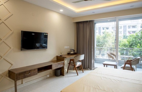 DLF Phase 3 Hotel | Convenient Stay at Perch Arbor Cyber City with Spa & Dining