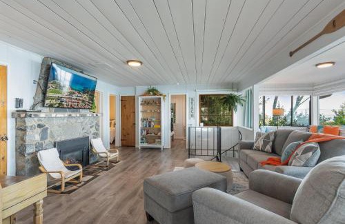 Camano Island House | Inviting Breezy Point Hideout with Hot Tub and Pet-Friendly