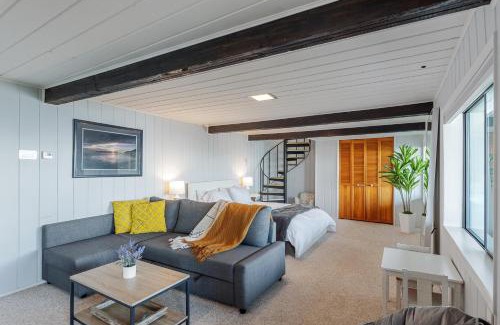 Camano Island House | Inviting Breezy Point Hideout with Hot Tub and Pet-Friendly