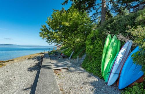 Camano Island House | Inviting Breezy Point Hideout with Hot Tub and Pet-Friendly