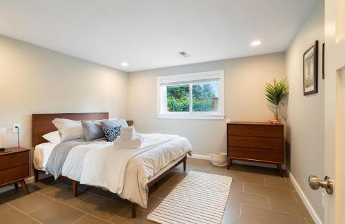 Shoreline House | Convenient Gathering Spot Lower by Betterstay for Families