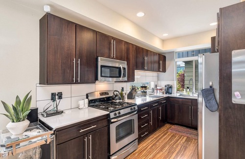 Minor House | Cozy Marion Manor: Pet-Friendly Retreat in Seattle