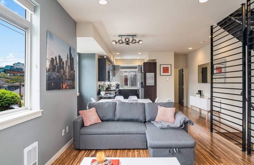 Minor House | Cozy Marion Manor: Pet-Friendly Retreat in Seattle