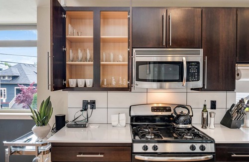 Minor House | Cozy Marion Manor: Pet-Friendly Retreat in Seattle
