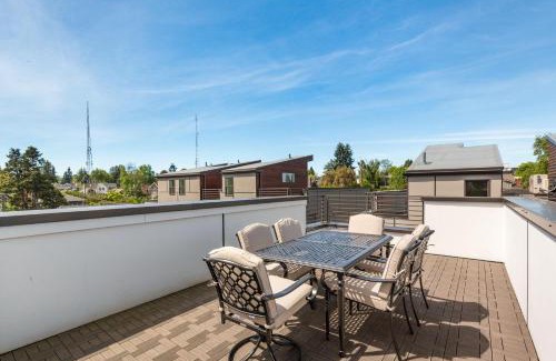 East Queen Anne House | Nob Hill Charm: A Premier 4-Star Getaway Awaits