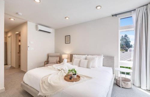 East Queen Anne House | Nob Hill Charm: A Premier 4-Star Getaway Awaits