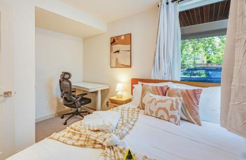 East Queen Anne House | Nob Hill Charm: A Premier 4-Star Getaway Awaits