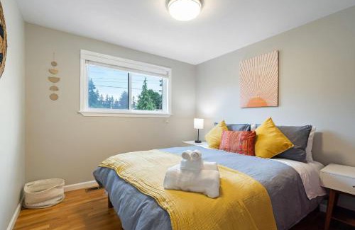 Shoreline House | Cozy Shoreline Gathering Spot for Family-Friendly Retreats