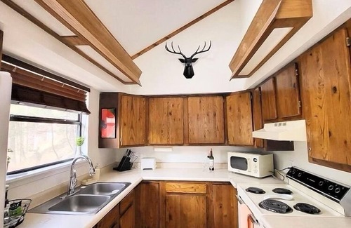 Ruidoso Cabin | Idyllic Retreat in the Pines with Outdoor Dining & Fire Pit