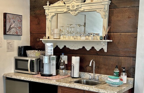 Paso Robles House | Enjoy Breakfast & Kitchen Access at Perched on Pine Downtown