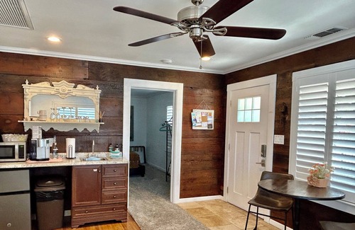 Paso Robles House | Enjoy Breakfast & Kitchen Access at Perched on Pine Downtown