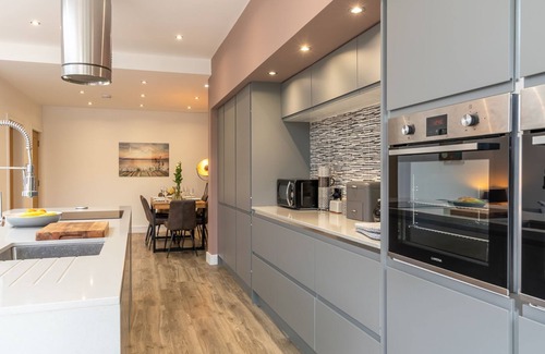 Stratford-upon-Avon Cottage | Delightful 33 Percy Street: Ideal for Families & Groups