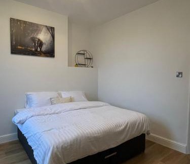 Peterborough Apartment | Ideal 1 Bed Apartment in Central Location with WiFi & Parking