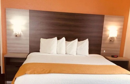 Monterey Hotel | Delightful King Bed Room in the Heart of Monterey