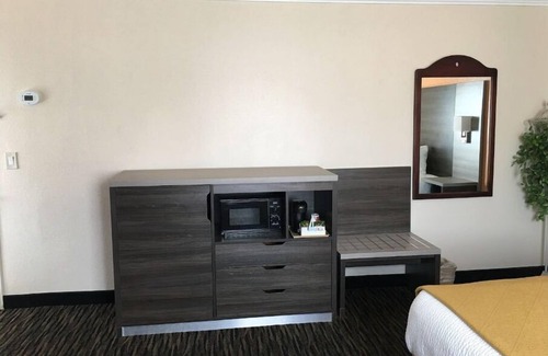 Monterey Hotel | Delightful King Bed Room in the Heart of Monterey