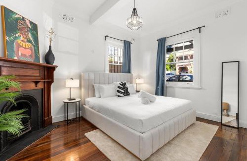 Millers Point Apartment | Inviting 2BR Harbour View Apartment for Families