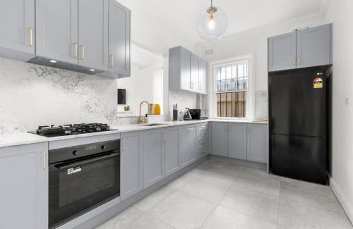 Millers Point Apartment | Inviting 2BR Harbour View Apartment for Families