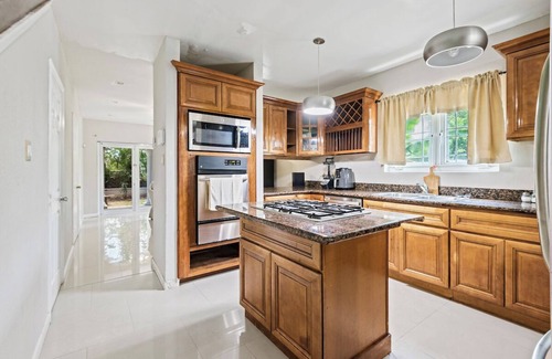 Gambier House | Cozy Townhouse with Kitchen, Near Beach & Airport Access