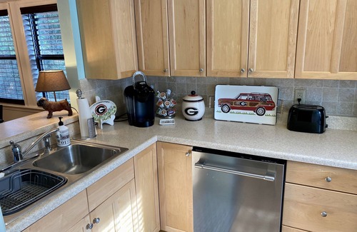 Athens Condo | Dreamy Athens Townhome with Pool & Spa - Guest Rated 10/10