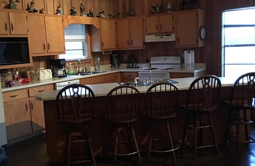 Oxford Cabin | Ideal Ballgame Retreat with Lake Views and Family Amenities