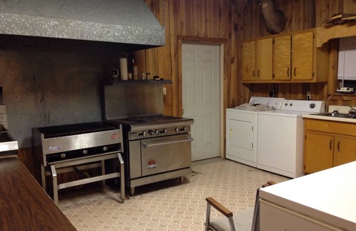 Oxford Cabin | Ideal Ballgame Retreat with Lake Views and Family Amenities