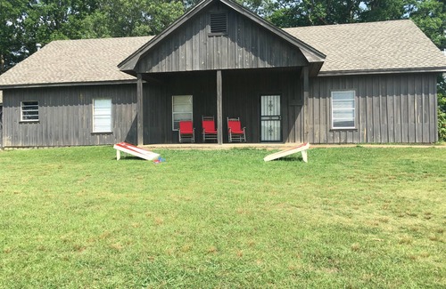 Oxford Cabin | Ideal Ballgame Retreat with Lake Views and Family Amenities