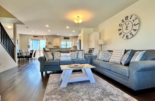 East Kootenay House | Ideal Invermere 3BD Townhouse with Mountain Views & Garage
