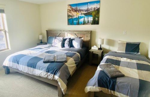 East Kootenay House | Ideal Invermere 3BD Townhouse with Mountain Views & Garage