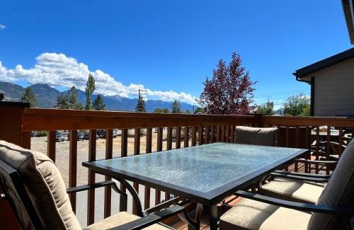 East Kootenay House | Ideal Invermere 3BD Townhouse with Mountain Views & Garage
