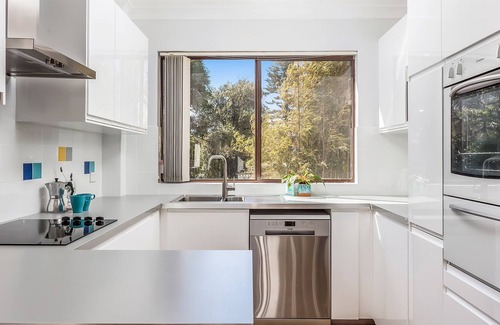 Thirroul Apartment | Idyllic Getaway - Steps from Thirroul Beach & Ocean Views