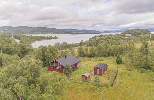 Lenvik Cabin | Secluded Cabin Retreat with Spa and Pet-Friendly Amenities