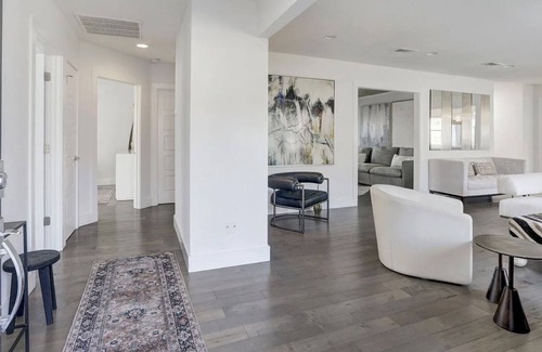 Pemberton Heights House | Perfect Central Austin Location - Mid-Century Modern Comfort